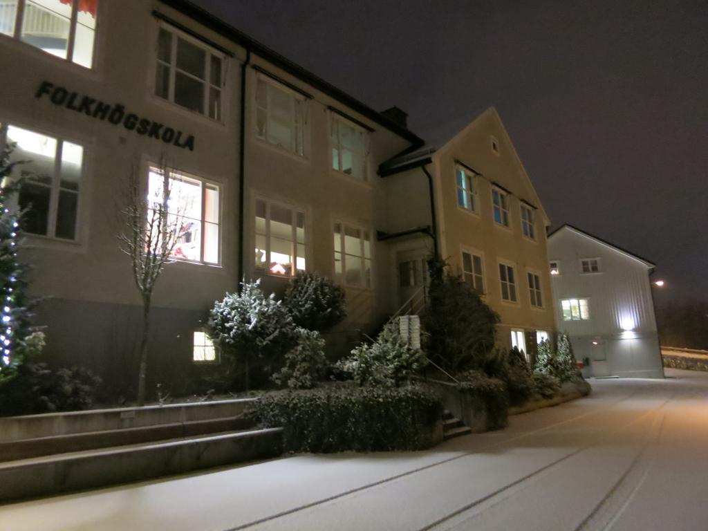 Vaernamo Folkhoegskolas Vandrarhem Kültér fotó