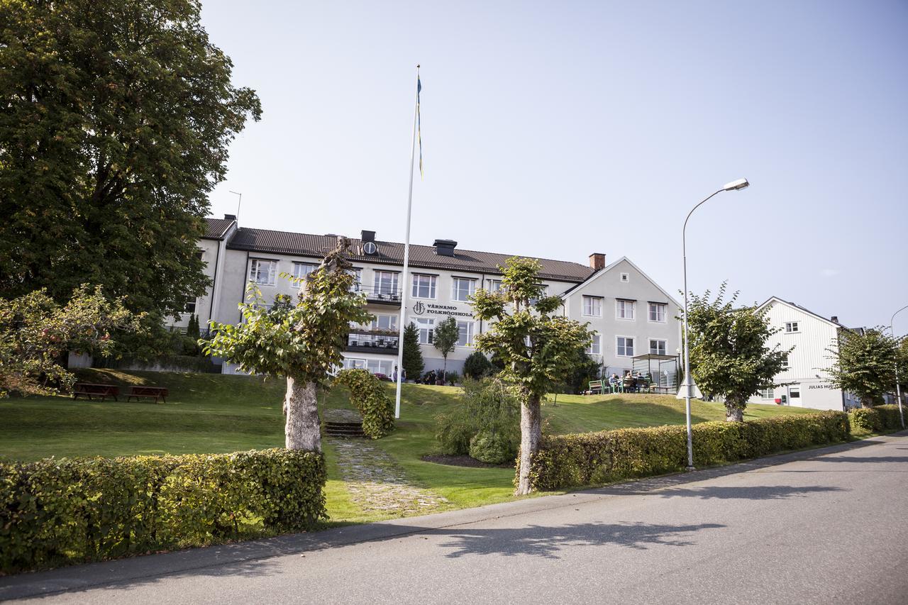 Vaernamo Folkhoegskolas Vandrarhem Kültér fotó
